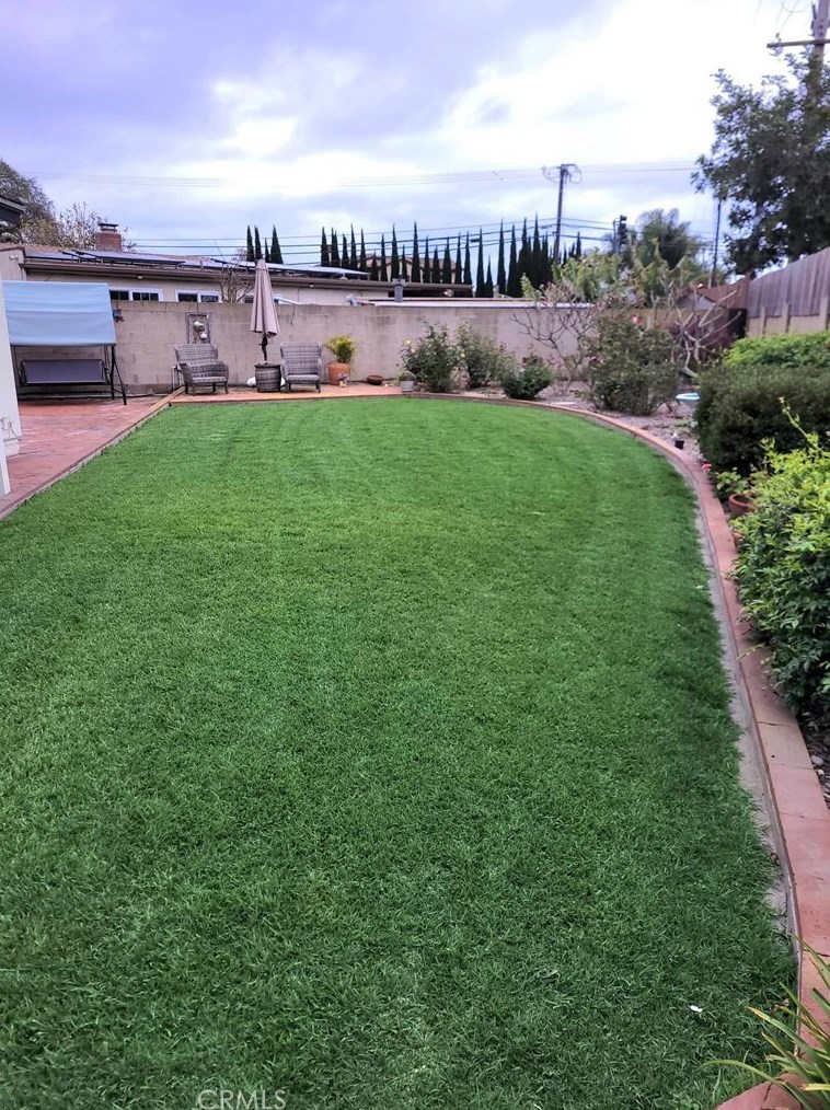 19451 Mclaren Ln, Huntington Beach CA  92646-2757 exterior