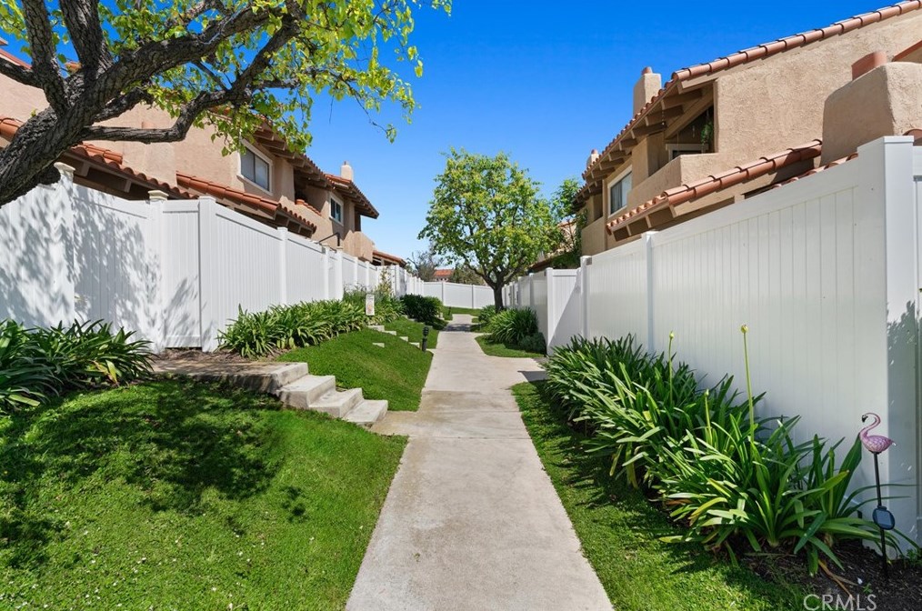 1060 Westward Ln #16, Costa Mesa, CA 92627
