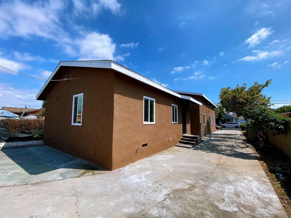 2045 111th St, Los Angeles CA  90047-4702 exterior