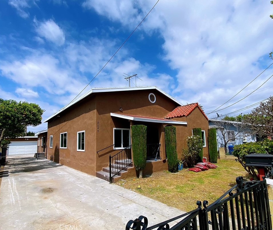 2045 111th St, Los Angeles, CA 90047-4702