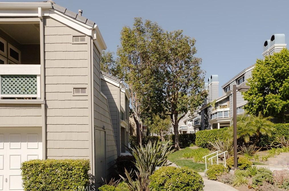 19351 Seahorse Ln #208, Huntington Beach, CA 92648
