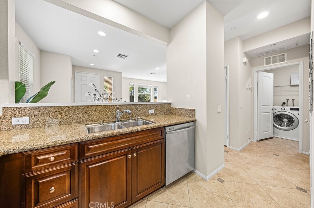 66 Hedge Bloom, Irvine CA  92618-1516 exterior