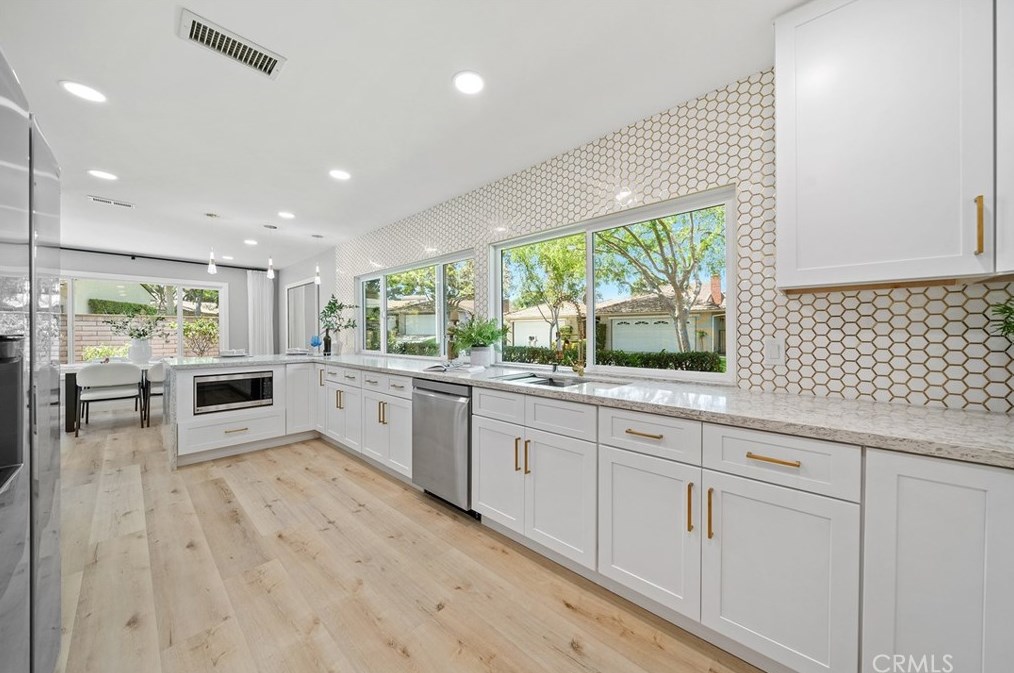 5252 Thorn Tree Ln, Irvine CA  92612-2346 exterior