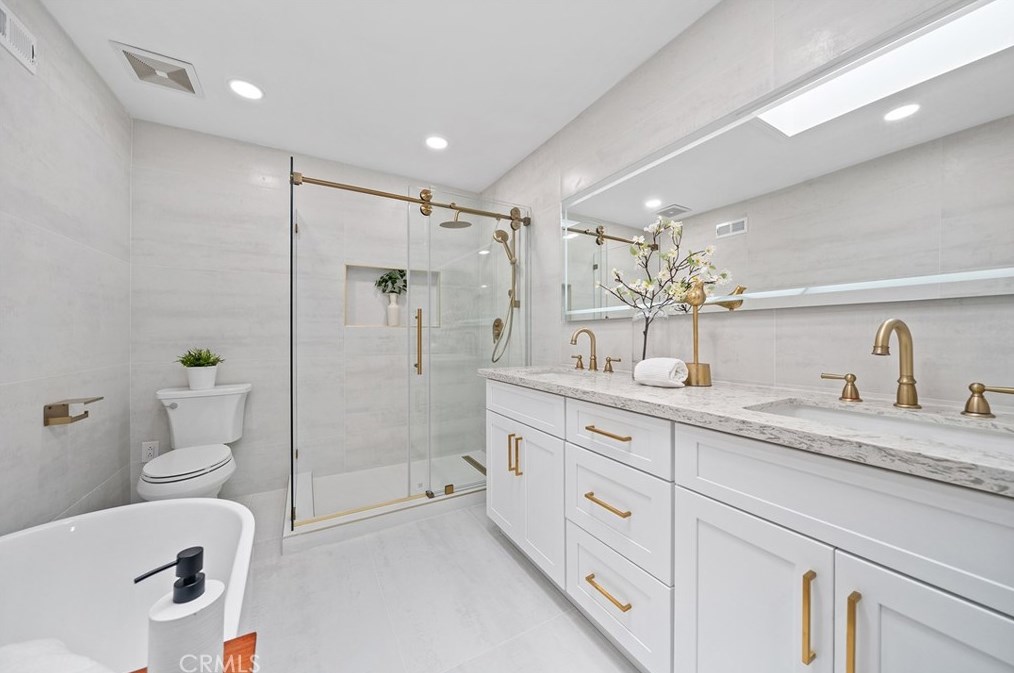 5252 Thorn Tree Ln, Irvine CA  92612-2346 exterior