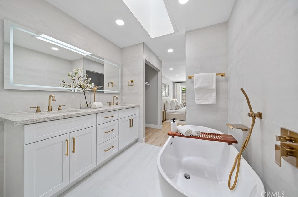 5252 Thorn Tree Ln, Irvine CA  92612-2346 exterior