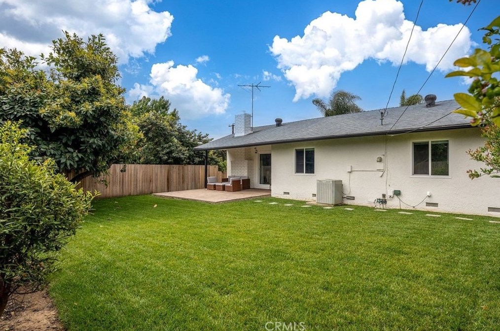 1100 Acacia Ave, Fullerton CA  92831-2930 exterior