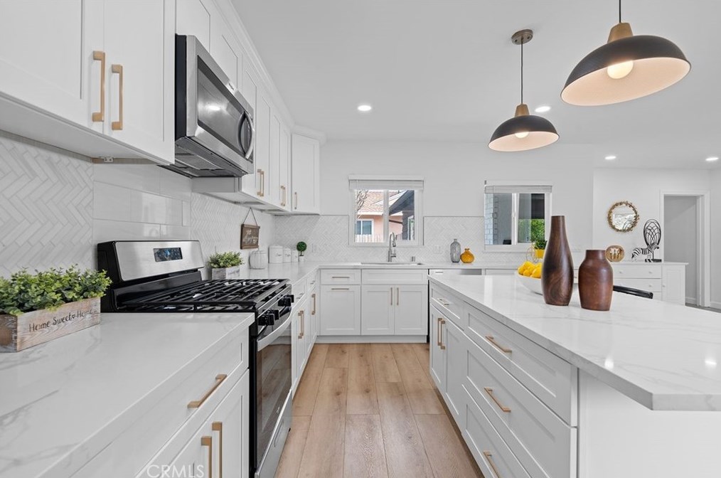 1100 Acacia Ave, Fullerton CA  92831-2930 exterior