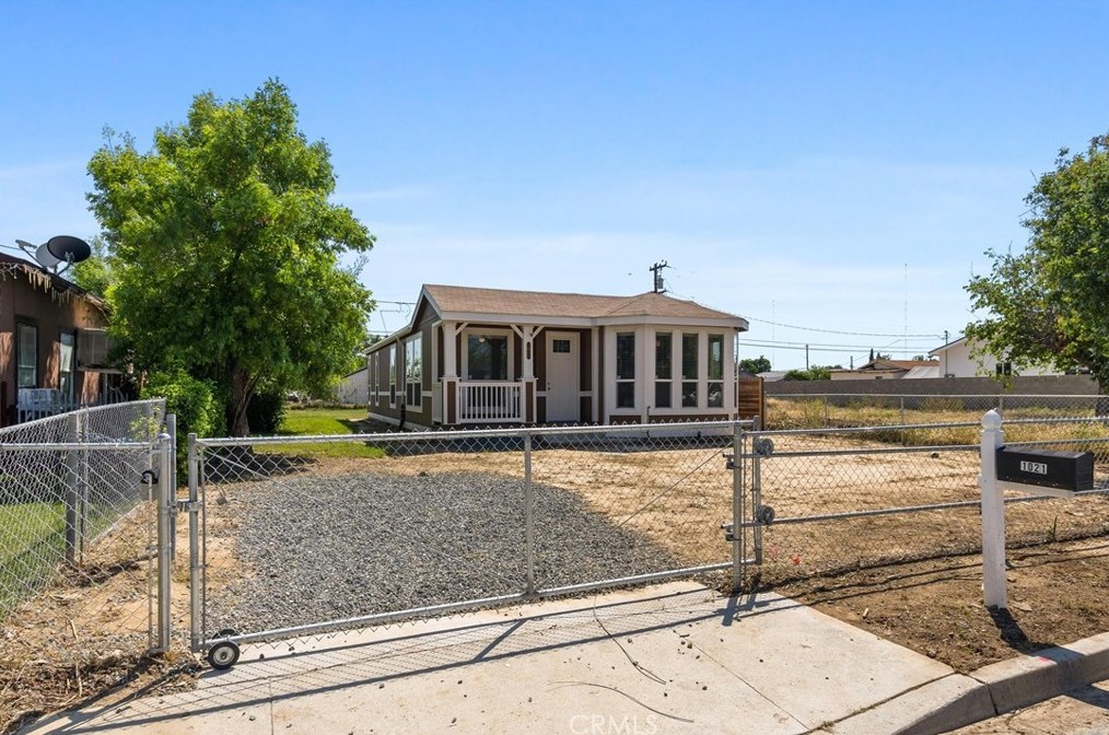 1021 Mcnew Ct, Bakersfield, CA 93307-3529