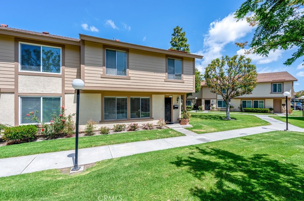 3011 Bradford Pl, Santa Ana, CA 92707-4034