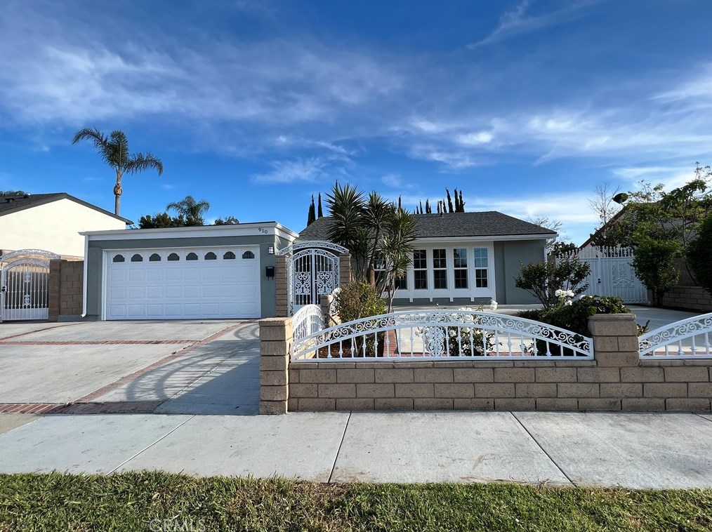 910 Alton Ave, Santa Ana CA  92707-3960 exterior