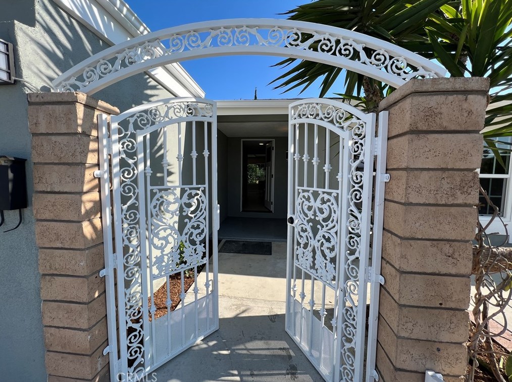 910 Alton Ave, Santa Ana CA  92707-3960 exterior