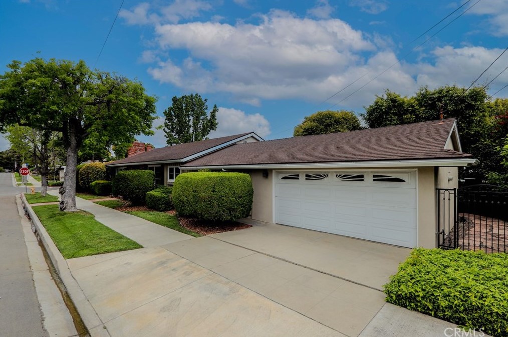 396 Santiago Ave, Long Beach, CA 90814-1911