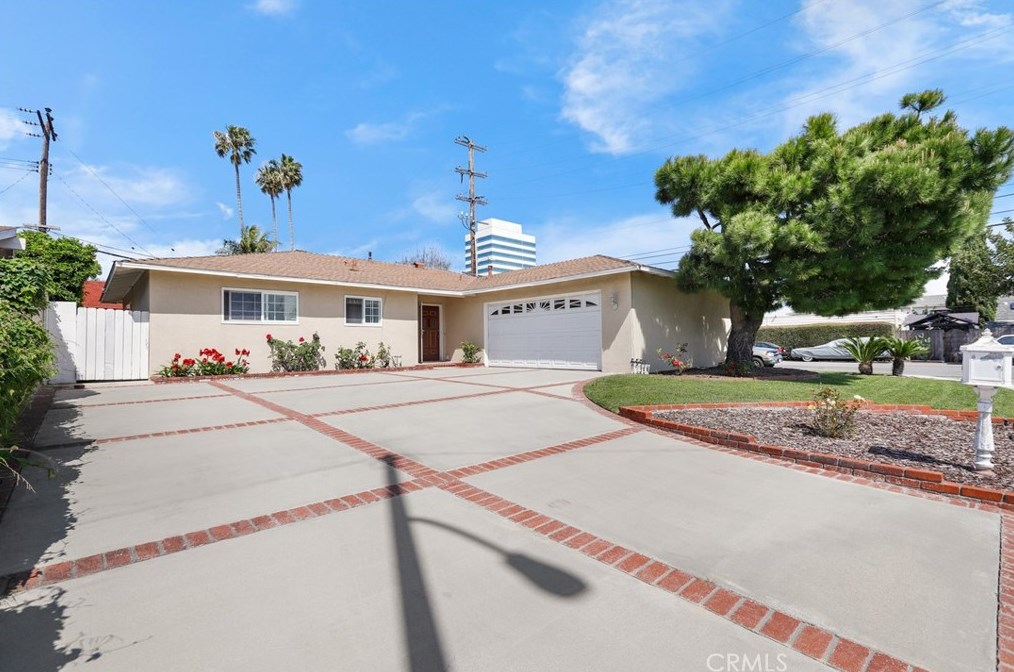 17121 Granada Ln, Huntington Beach, CA 92647