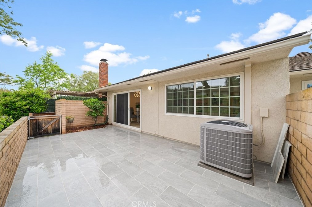 6 Hawthorn, Irvine CA  92612-2331 exterior