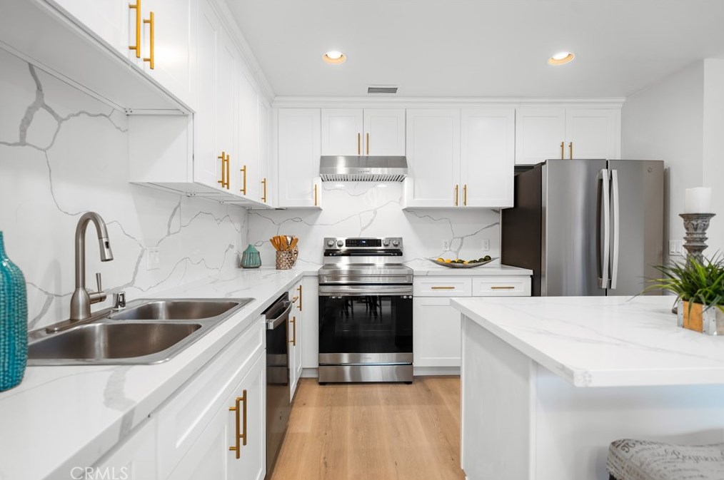 6 Hawthorn, Irvine CA  92612-2331 exterior