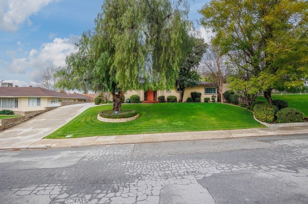 1516 Crestmont Dr, Bakersfield, CA 93306