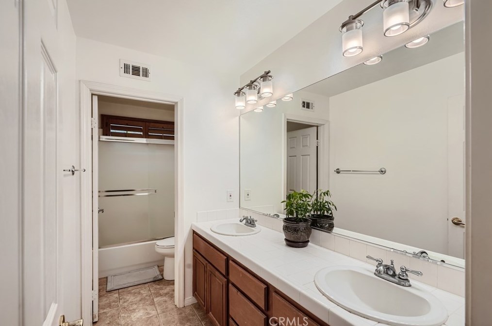 26827 Wyatt Ln, Santa Clarita CA  91381-1001 exterior