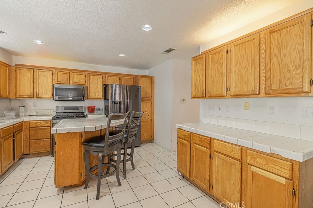 3241 Abbey Ln, Palmdale, CA 93551-4871