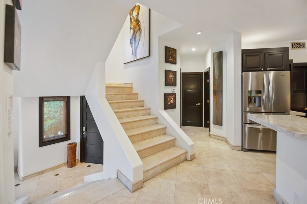825 Smt Dr, Laguna Beach CA  92651-3421 exterior