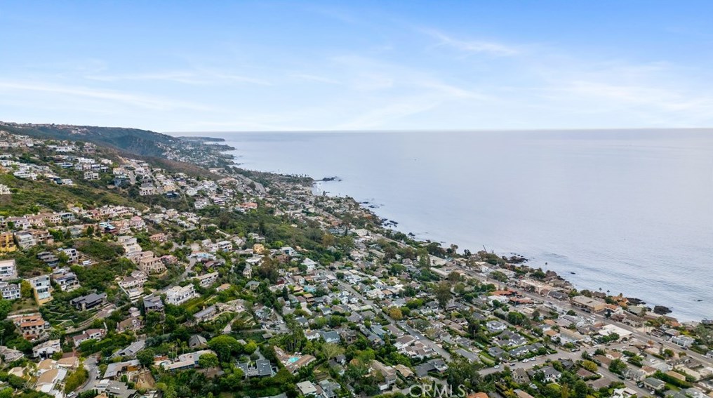 825 Smt Dr, Laguna Beach CA  92651-3421 exterior