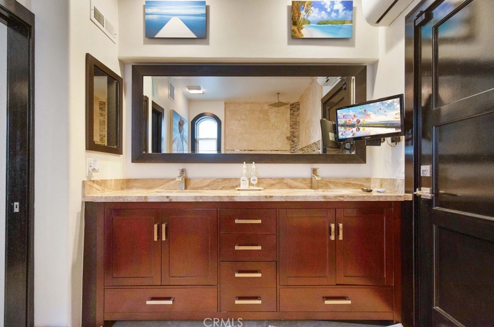 825 Smt Dr, Laguna Beach CA  92651-3421 exterior