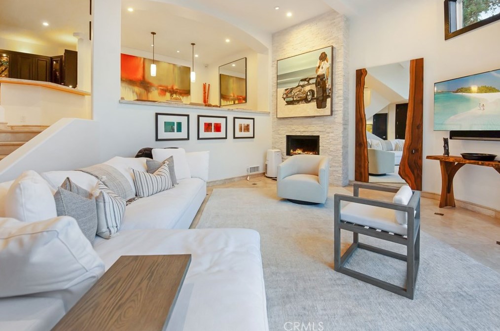 825 Smt Dr, Laguna Beach CA  92651-3421 exterior