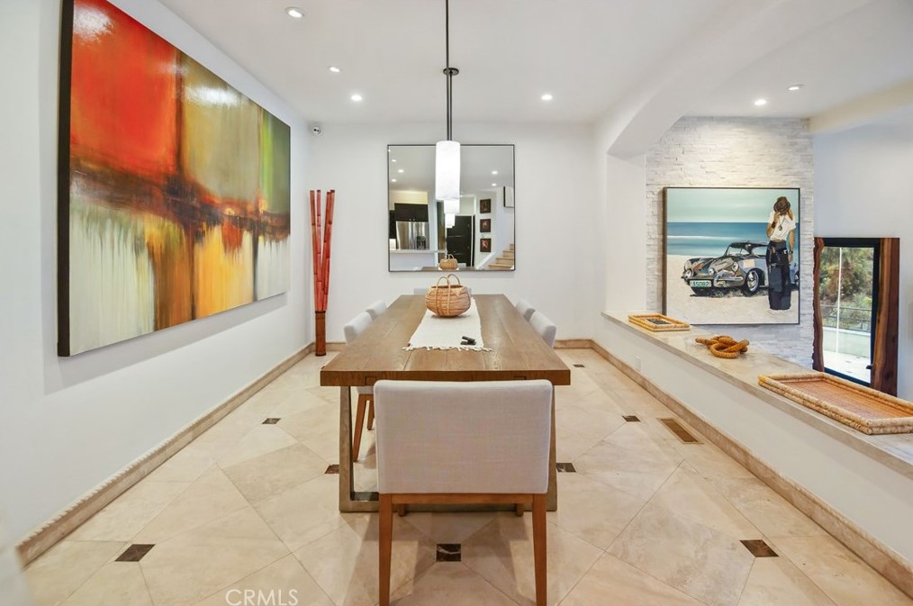 825 Smt Dr, Laguna Beach CA  92651-3421 exterior