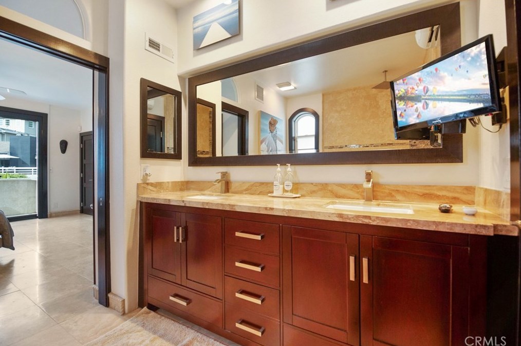 825 Smt Dr, Laguna Beach CA  92651-3421 exterior
