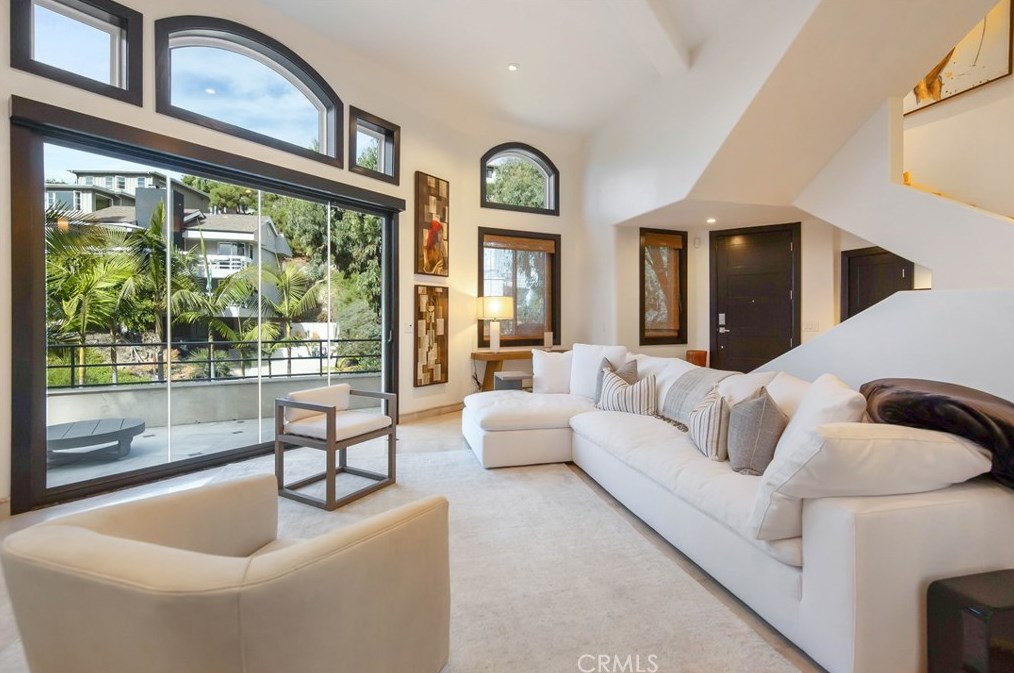 825 Smt Dr, Laguna Beach CA  92651-3421 exterior