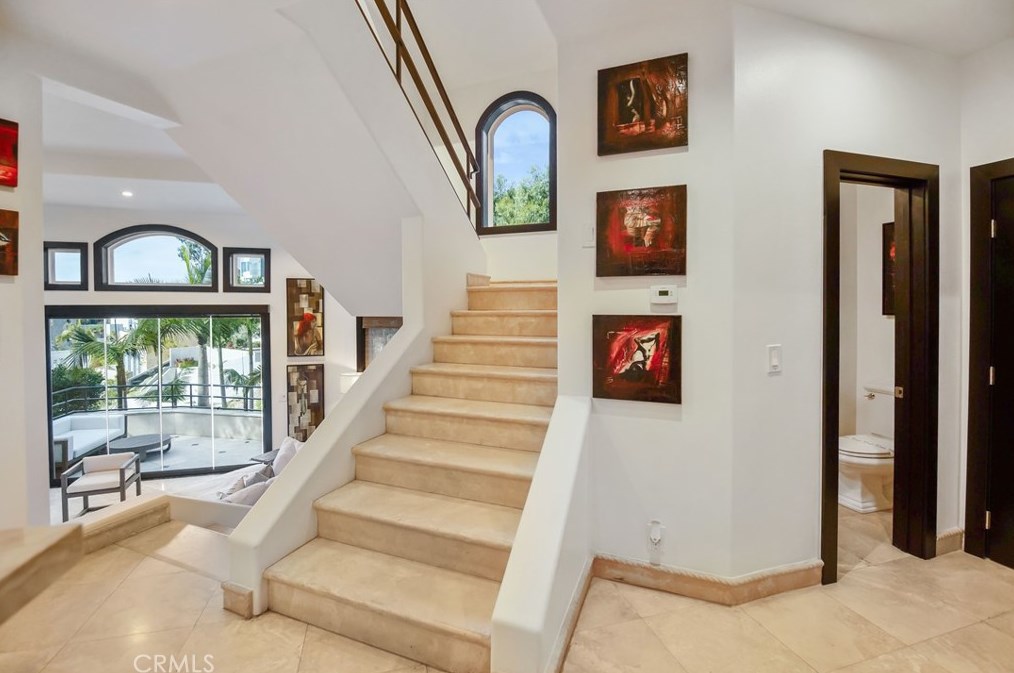 825 Smt Dr, Laguna Beach CA  92651-3421 exterior