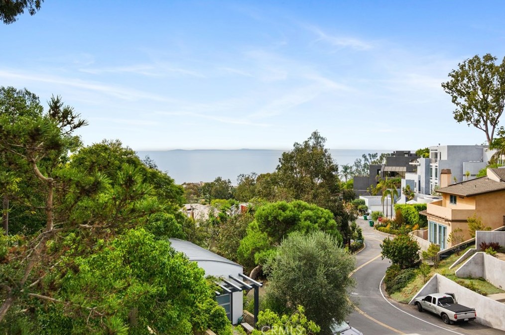 825 Smt Dr, Laguna Beach CA  92651-3421 exterior