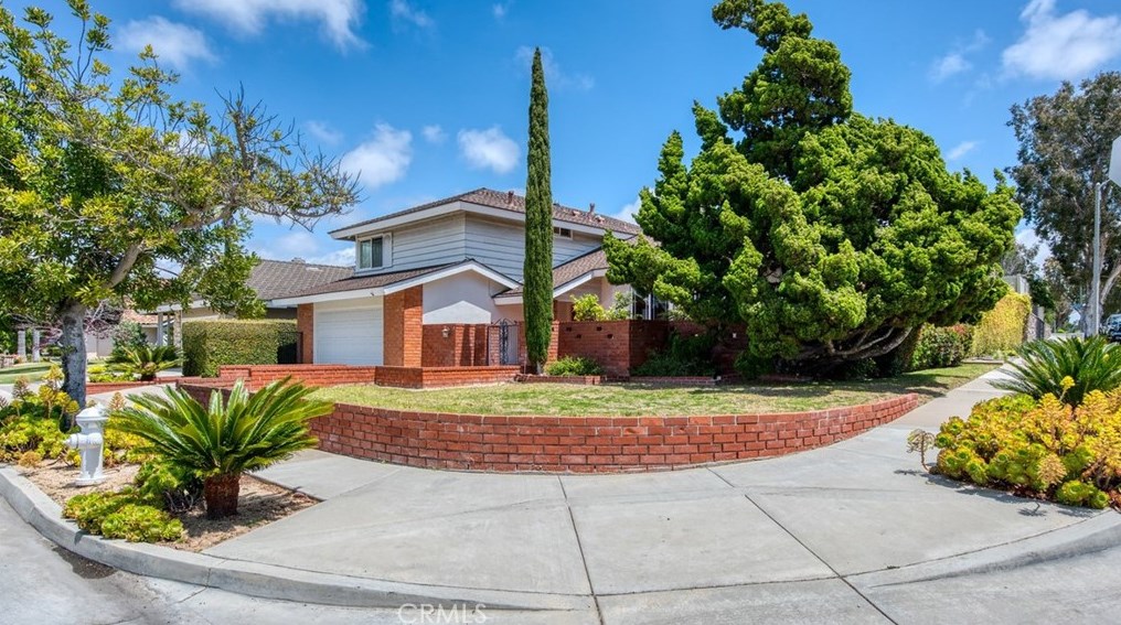 2702 Canary Dr, Costa Mesa, CA 92626