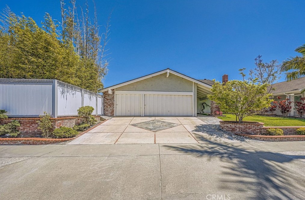 4048 Mistral Dr, Huntington Beach, CA 92649-2140