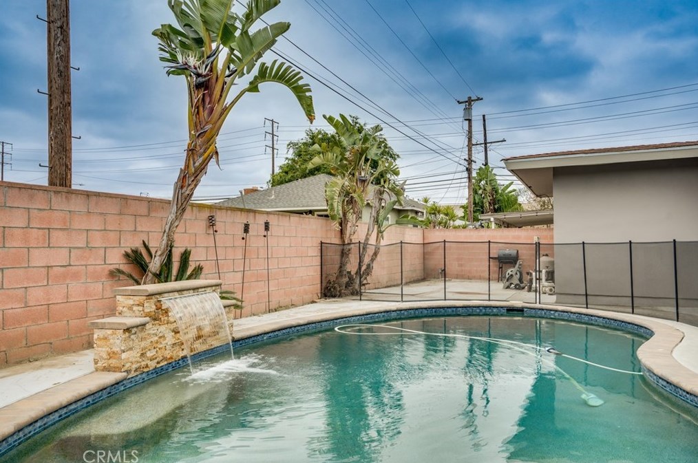 1206 Hvn Dr, Anaheim CA  exterior
