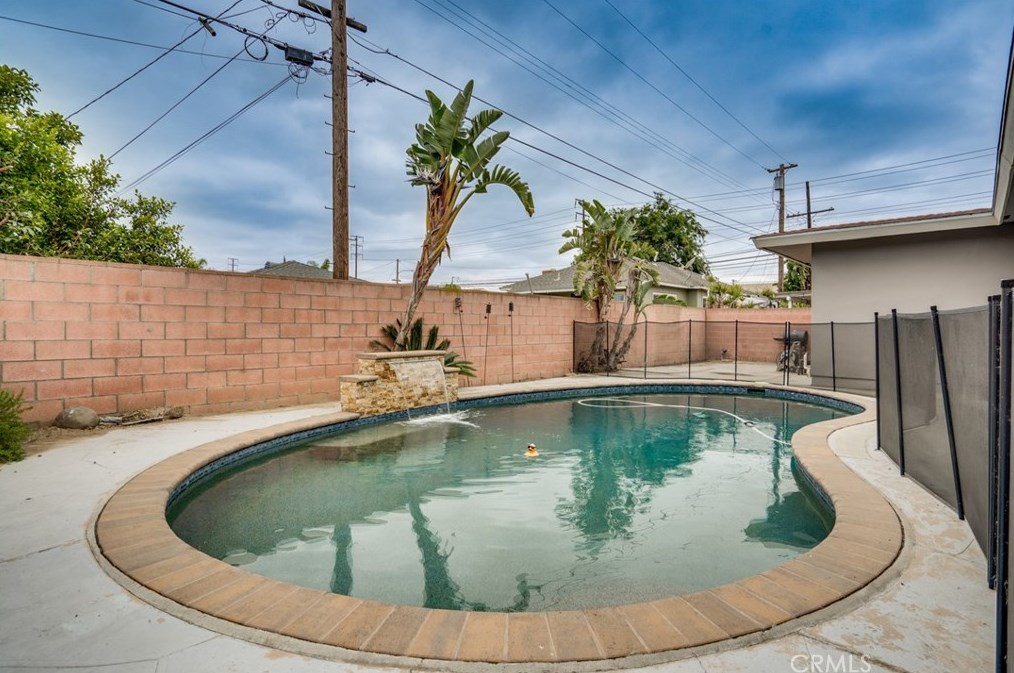 1206 Hvn Dr, Anaheim CA  exterior