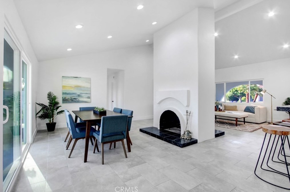 2392 El Chorro Way, Palm Springs, CA 92264-8639