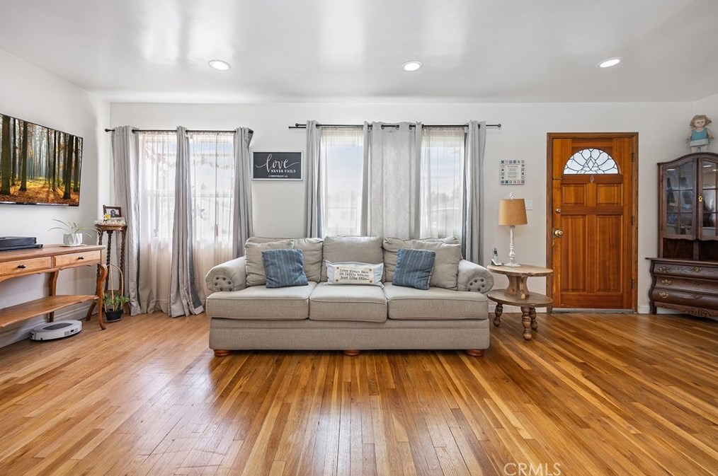 304 Ranchito St, Anaheim CA  92801-5122 exterior