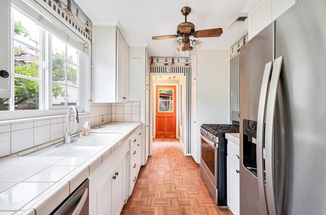 3361 Park Vis Dr, Glendale CA 91214-3355 exterior