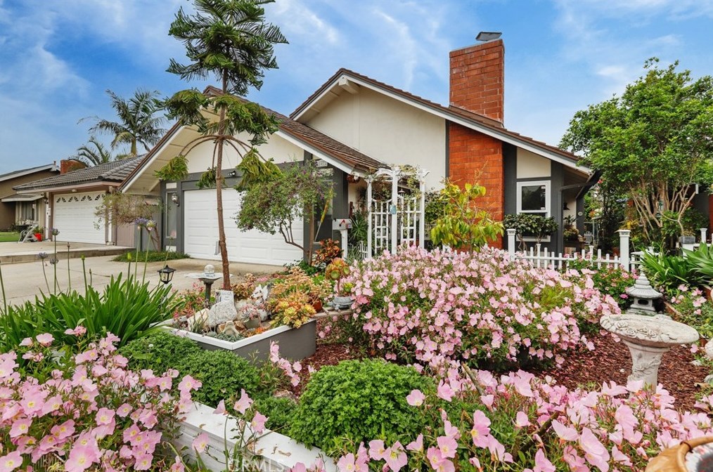25472 Bayes St, El Toro, CA 92630-4601