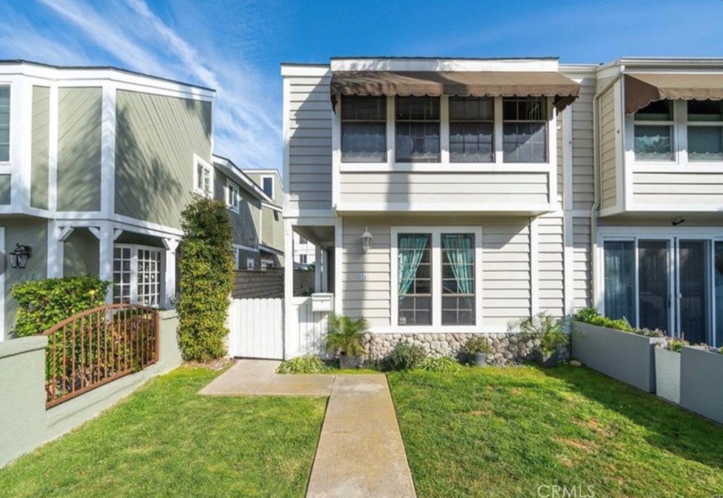 416 16th St, Huntington Beach, CA 92648-4208