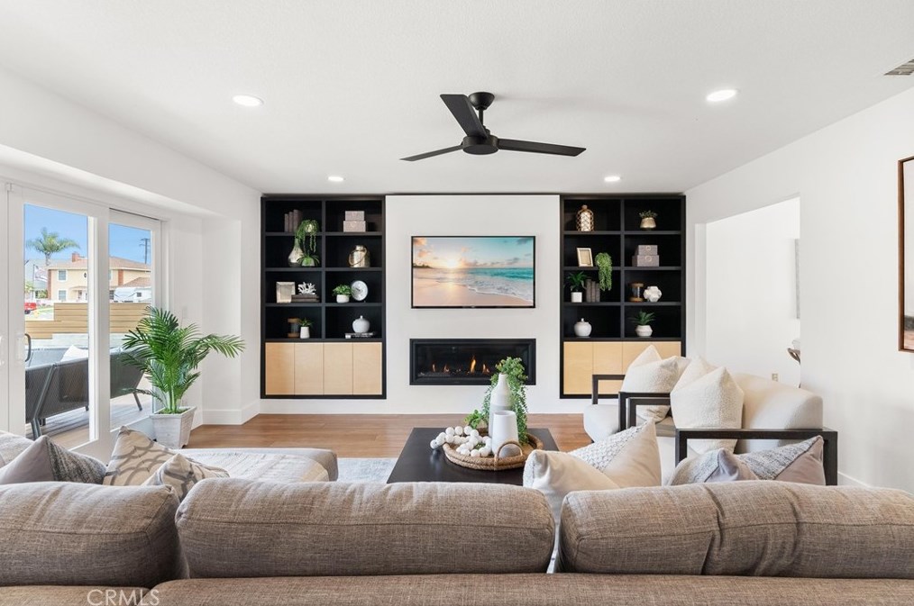 17292 Madera Ln, Huntington Beach, CA 92647-6127