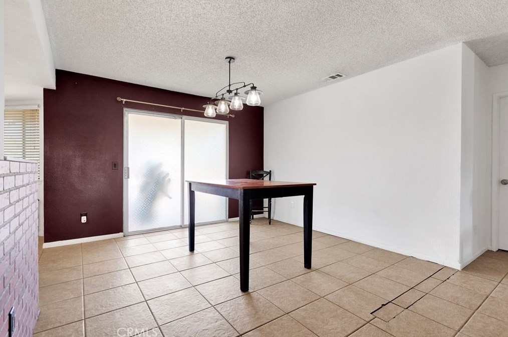 13455 Apple Blossom Ln, Apple Valley CA  92308-5421 exterior