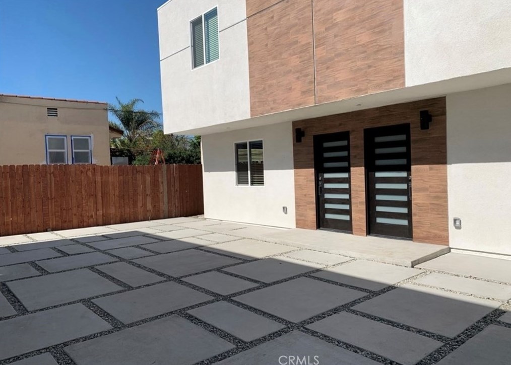 1639 82nd St, Los Angeles CA  90001-3819 exterior