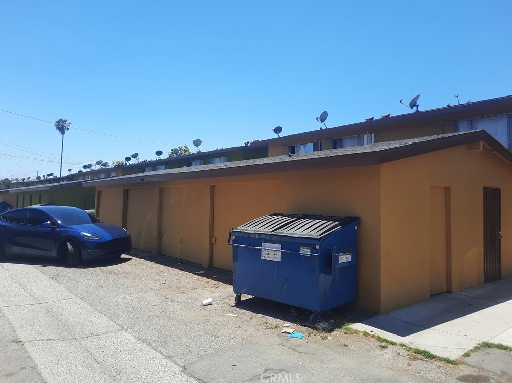 2709 Baker St, Santa Ana, CA 92707-3668