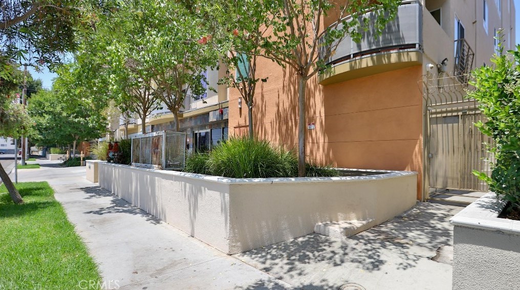 2311 10th St, Los Angeles CA 90006-2056 exterior