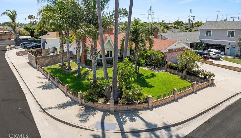 17282 Zeider Ln, Huntington Beach, CA 92647