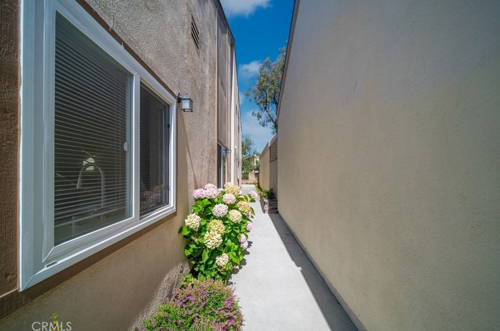16 Willow Tree Ln, Irvine, CA 92612-2229