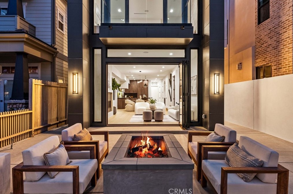 421 9th St, Huntington Beach, CA 92648