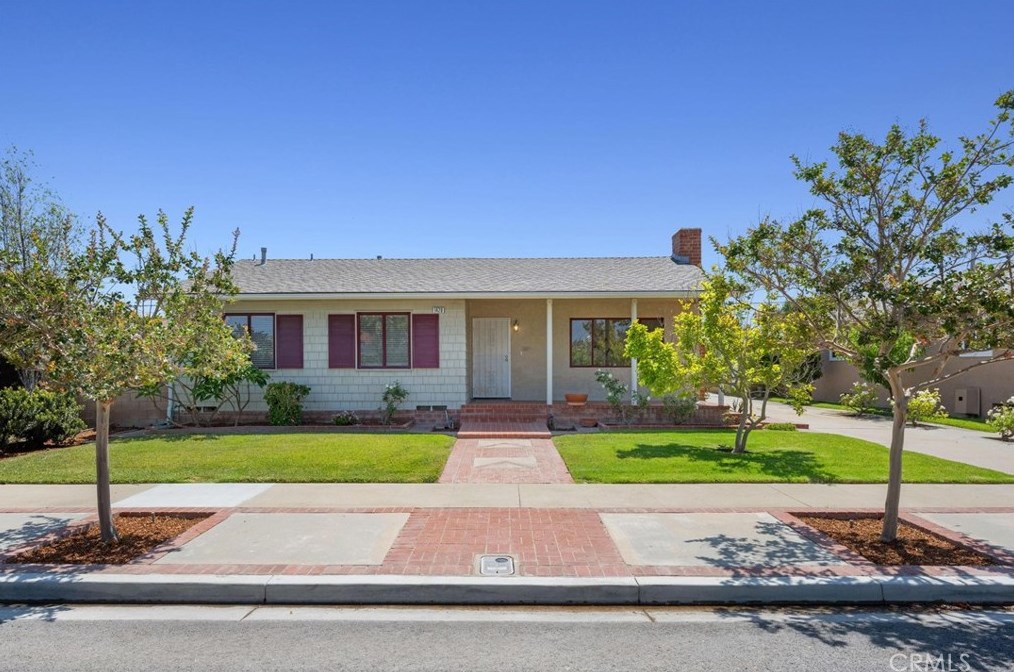 1420 Iroquois Ave, Long Beach, CA 90815-4650