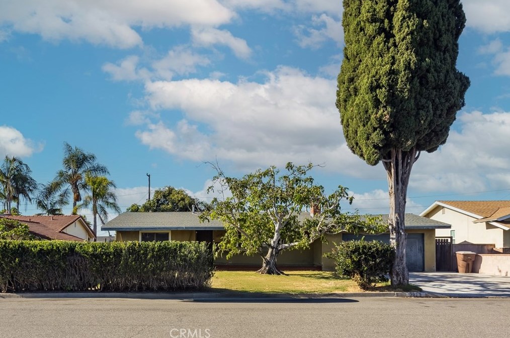 2879 W Lynrose Dr, Anaheim, CA 92804